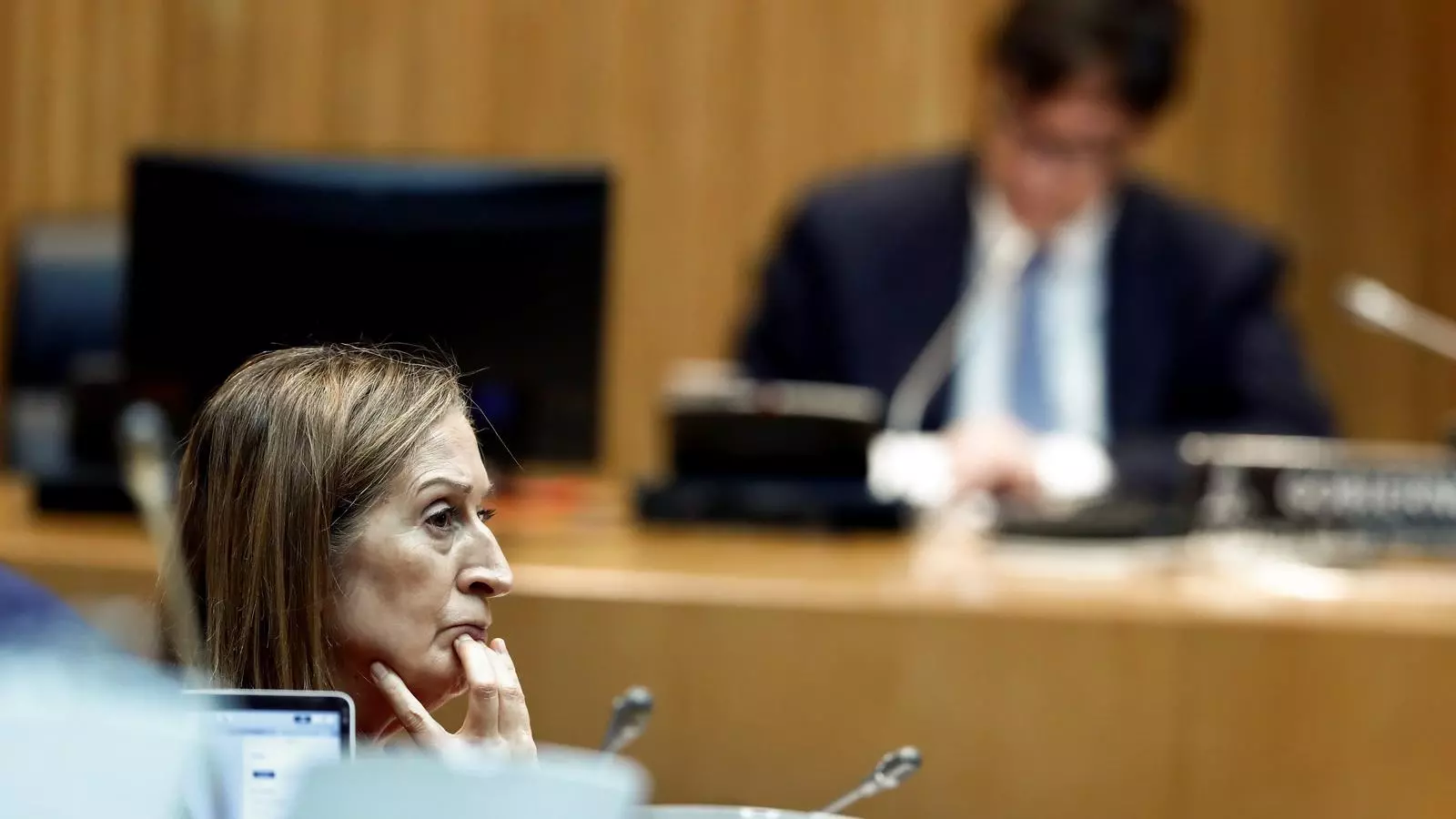 L'exministra de Sanitat i diputada popular, Ana Pastor, amb el ministre de Sanitat, Salvador Illa, de fons a la comissió de Reconstrucció Social i Econòmica del Congrés.