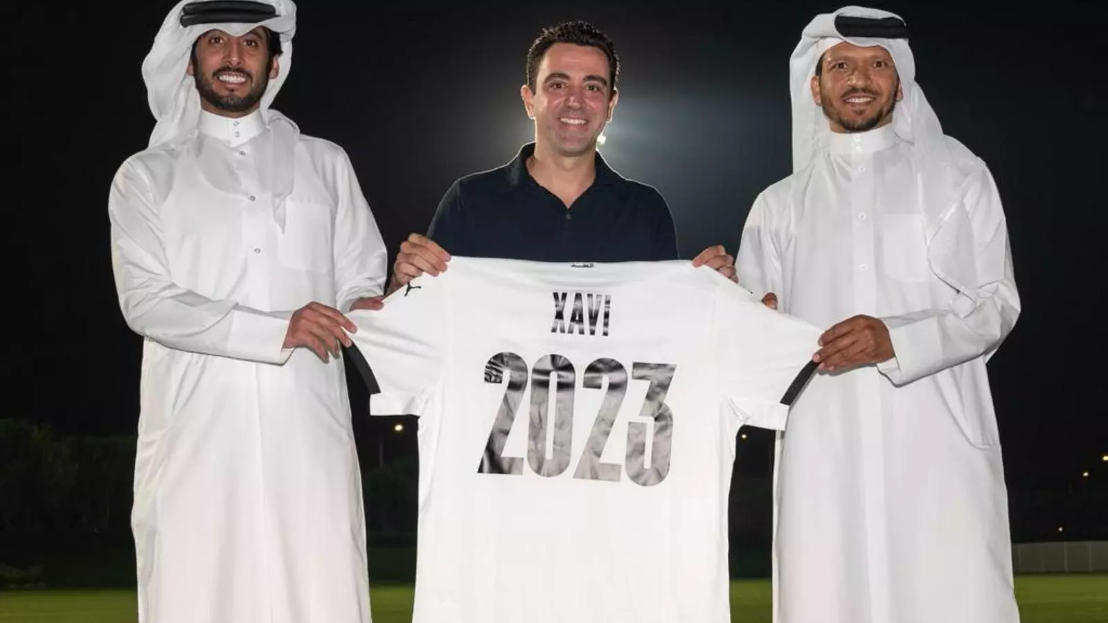 Xavi Hernández posant amb la samarreta de l'Al-Sadd després de la darrera renovació.
