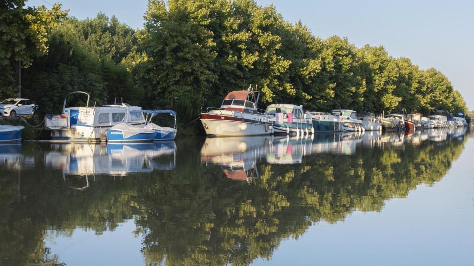 Buques de turismo fluvial en un canal.