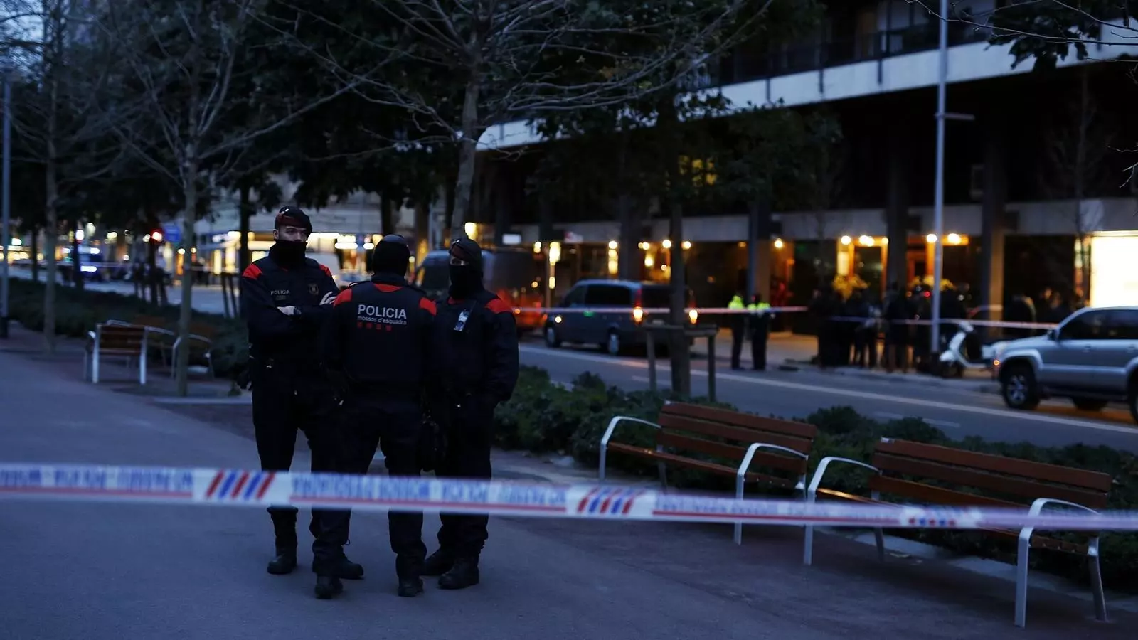 La zona del consolat de Mali, acordonada pels Mossos mentre hi ha la dona del consol retinguda a dins per un segrestador