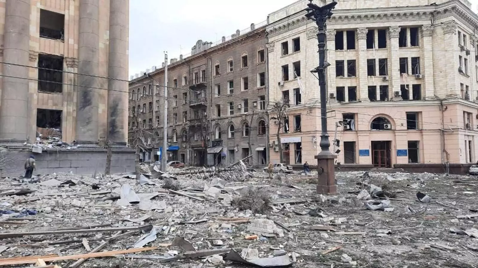La plaça de la seu de l'administració de Kharkiv després que fos bombardejada aquest matí