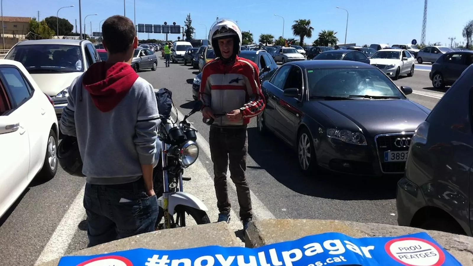 Pancarta 'No vull pagar' al peatge de Vilassar, en la mobilització de l'1 de maig / ALBERT BALANZÀ