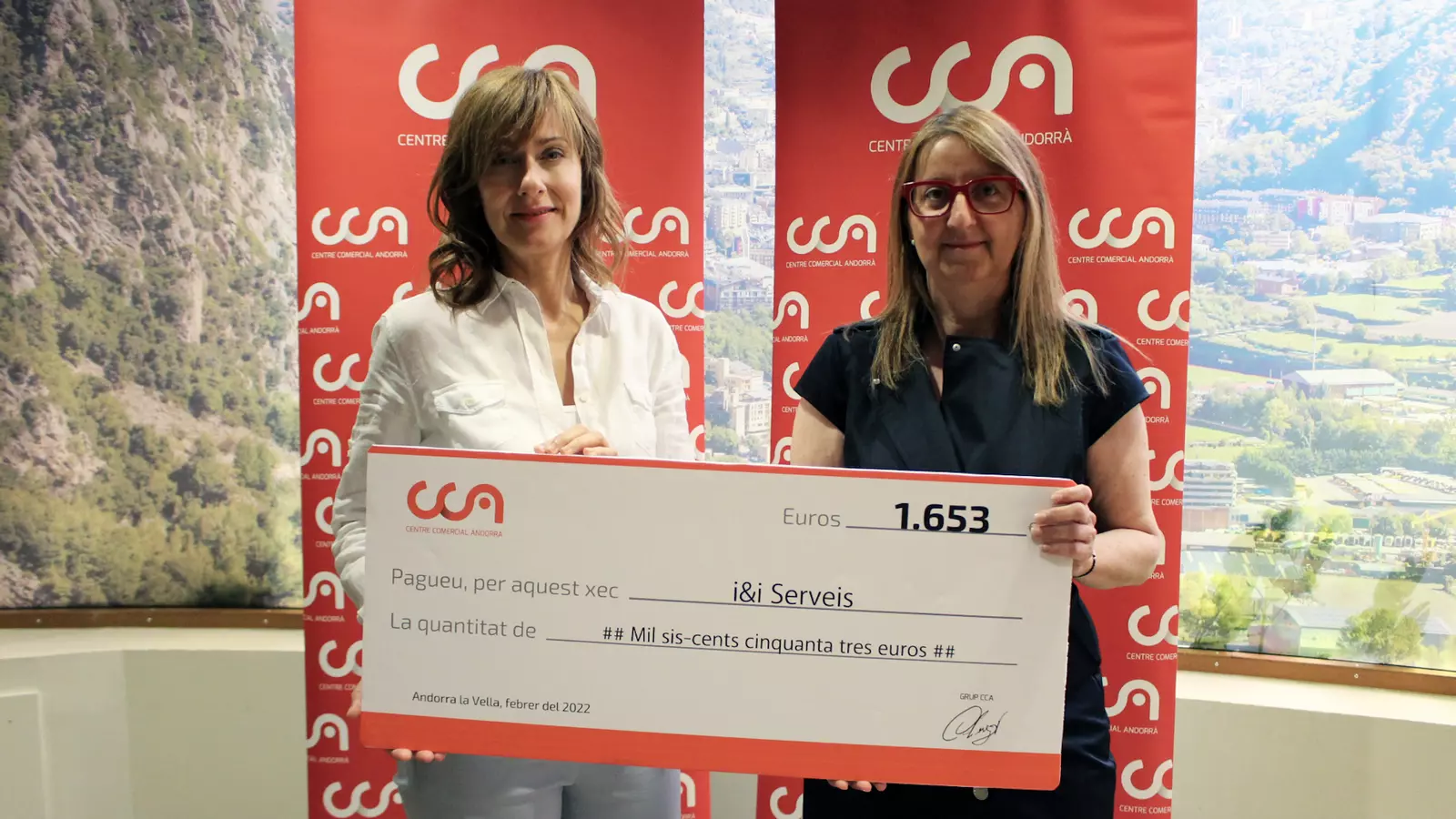 L'entrega del xec de CCA a i&i Serveis.