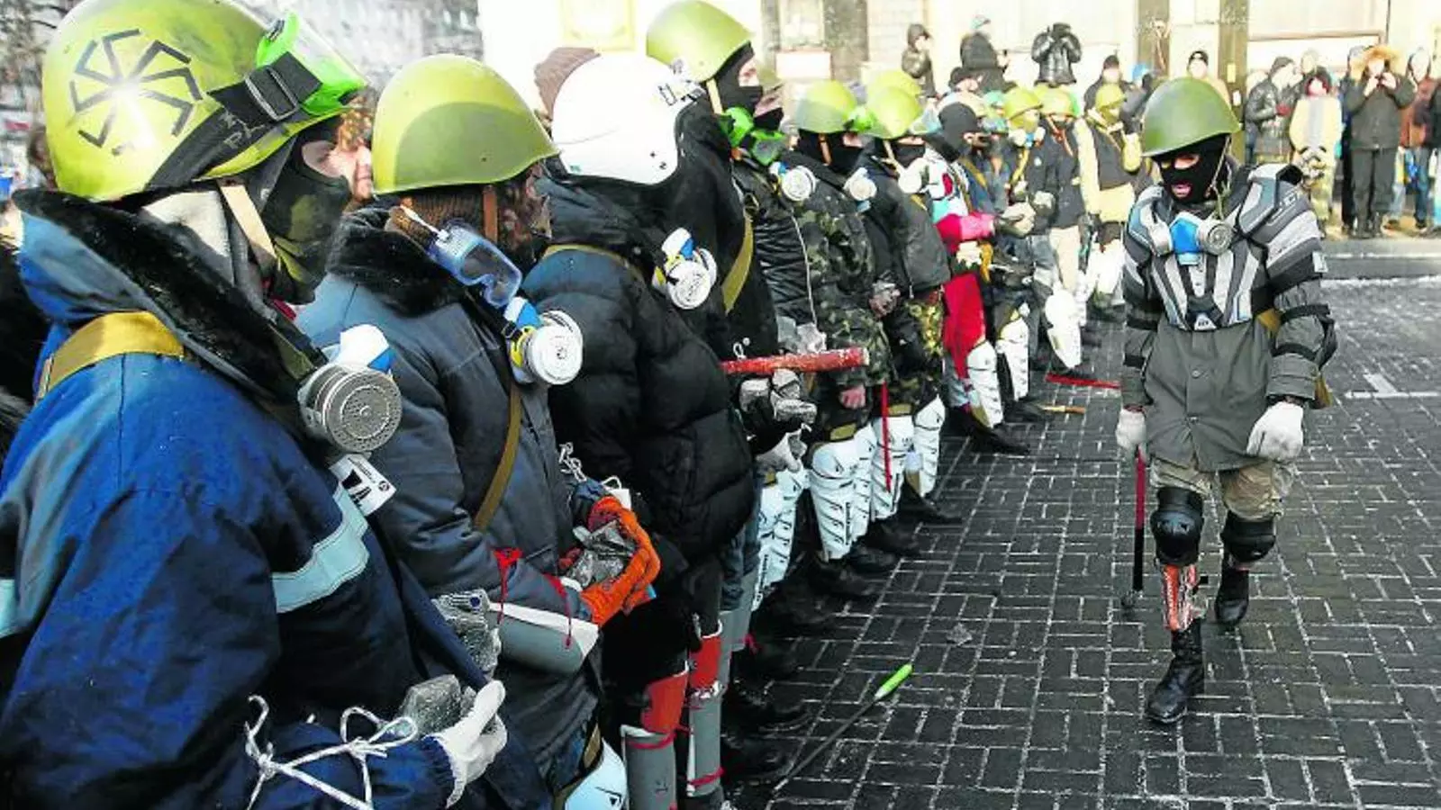 ENTRENAMENT A MAIDAN AL GENER Una formació del grup ultra Sector de Dreta a la plaça de la Independència de Kíev el 25 de gener mentre es preparaven per als enfrontaments amb les forces de seguretat. El paper de moviments d’extrema dreta va ser clau en la caiguda del president Ianukóvitx i encara ara no abaixen la guàrdia.