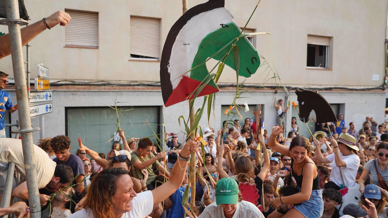 Jaleo y entrega de cañas con caballos de cartón al final del desfile