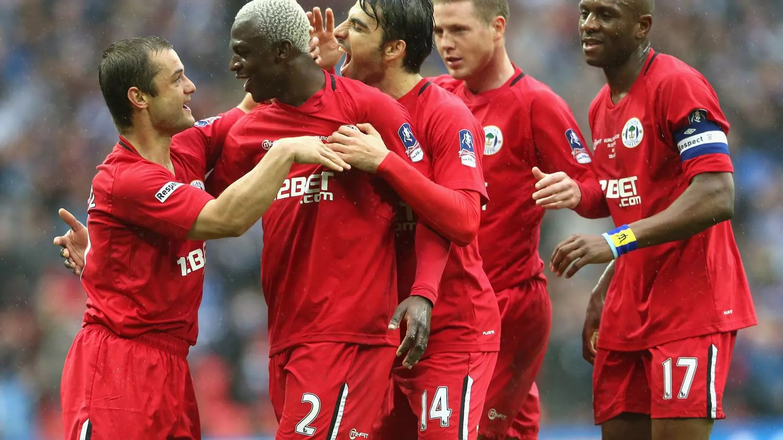 Els jugadors del Wigan celebren el primer gol de les semifinals de copa anglesa