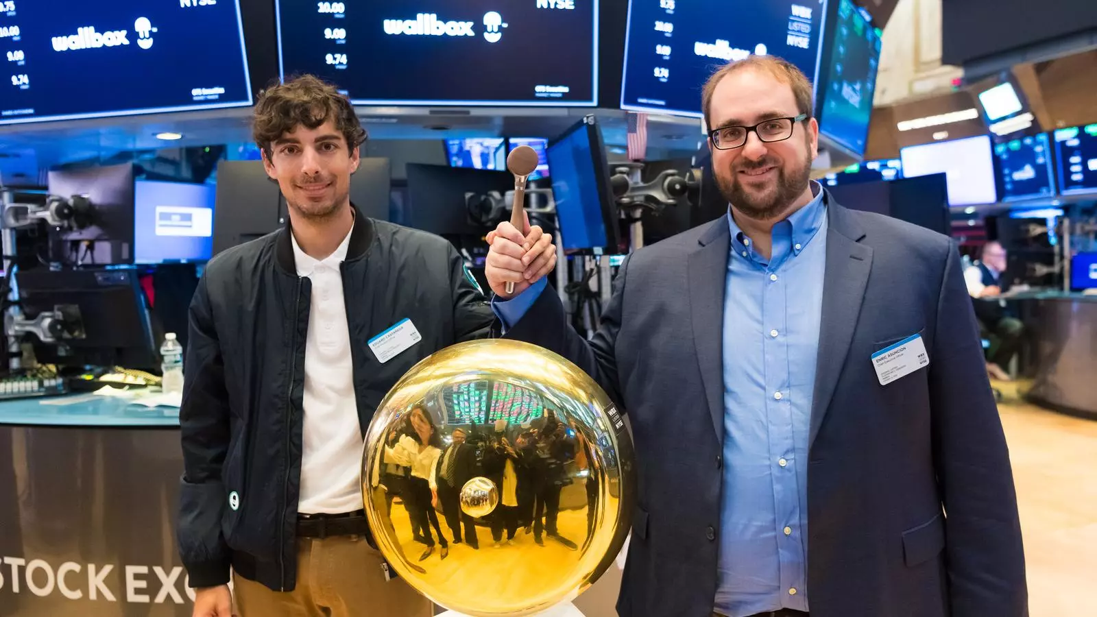 Els fundadors de Wallbox, Eduard Castañeda i Enric Asunción, fan sonar la campana de tancament de sessió a Wall Street, aquest dilluns.