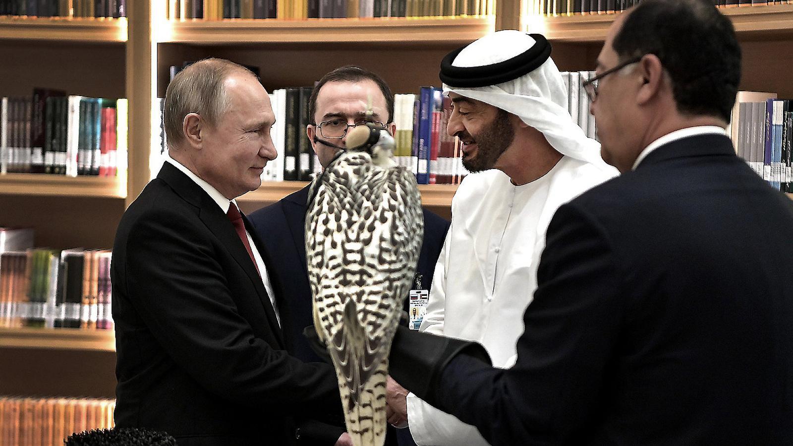 Vladímir Putin amb el príncep hereu d’Abu Dhabi, Mohammed bin Zayed, en una visita als Emirats l’octubre del 2019.