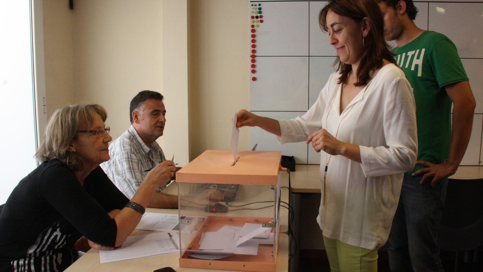 La candidata a les primàries del PSC a Girona, Sílvia Paneque, dispositant el seu vot aquest dissabte al matí a Girona / ACN