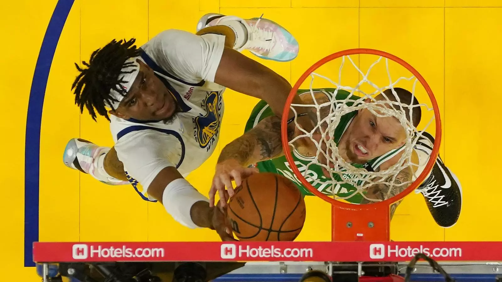 Kevon Looney dels Golden State Warriors intenta encistellar davant de Daniel Theis dels Boston Celtics durant el segon partit de les finals de l'NBA 2022