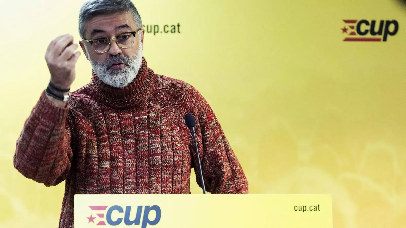 El diputat de la CUP Carles Riera ahir en la roda de premsa en què va traslladar el suport de la formació a les vagues dels sindicats d’ensenyament.