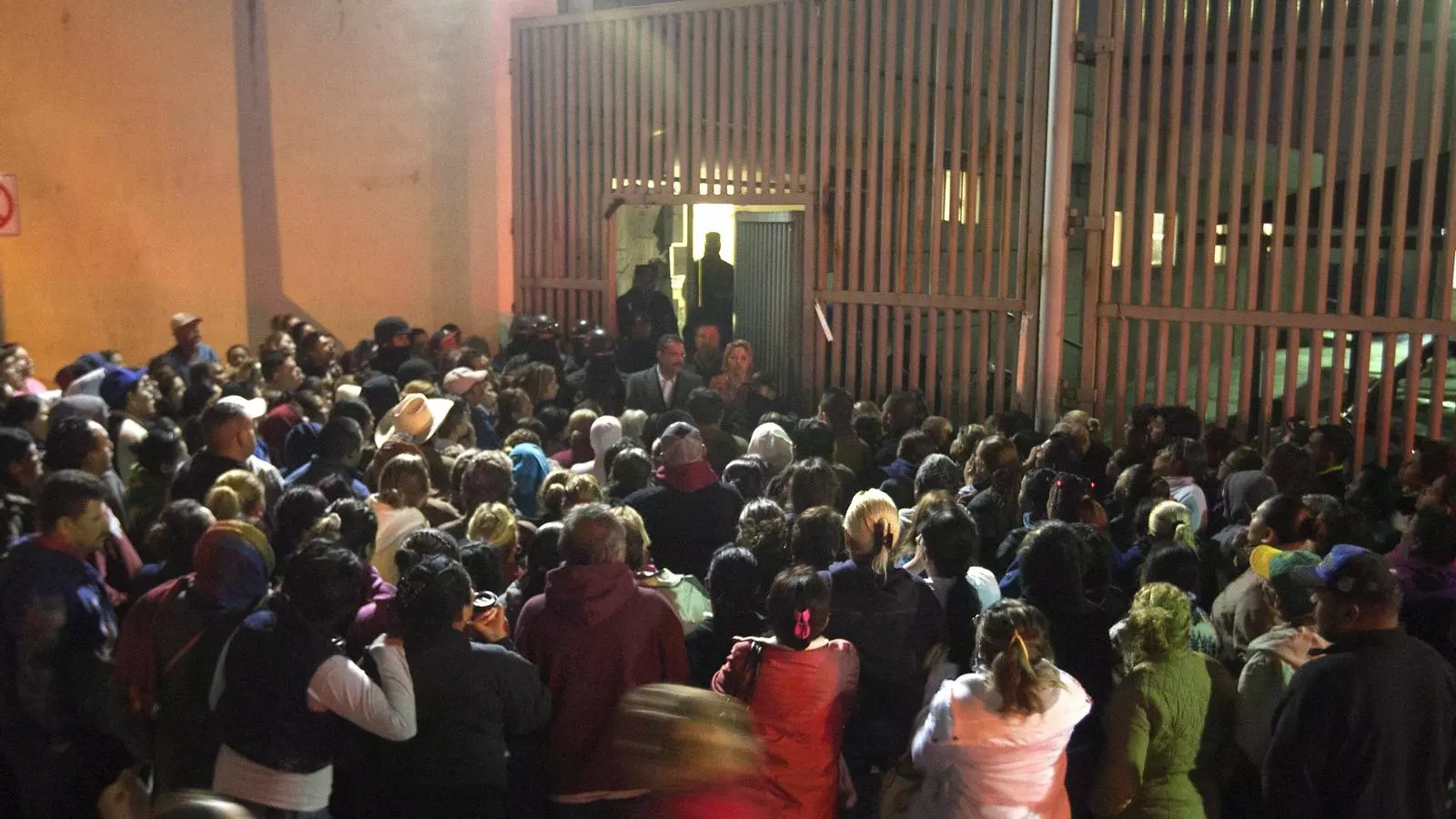 Multitud de familiars dels interns a la presó de Topo Chico, demanen informació al centre penitenciari. JULIO CESAR AGUILAR / AFP
