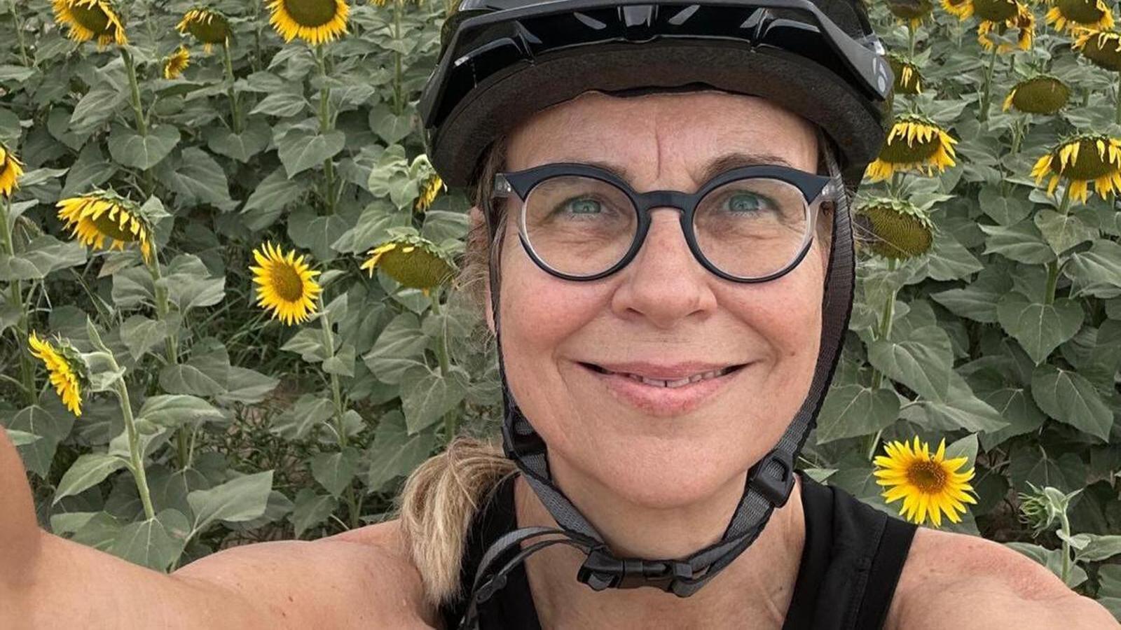 Laura Sagnier pedaleando por el Empordà