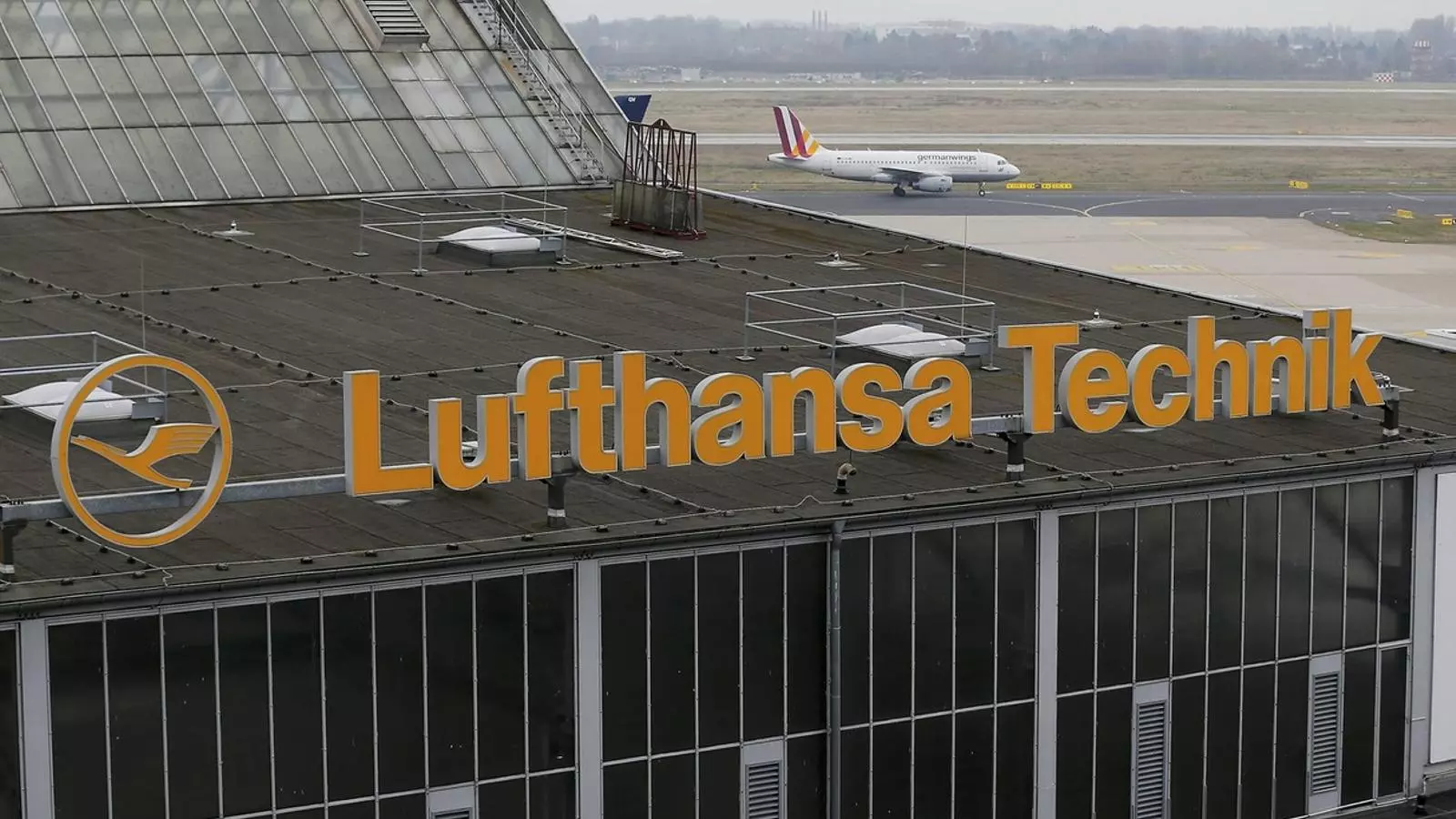 REVISIONS PERIÒDIQUES
Un avió de Germanwings prop del servei tècnic de Lufthansa ahir a Düsseldorf.