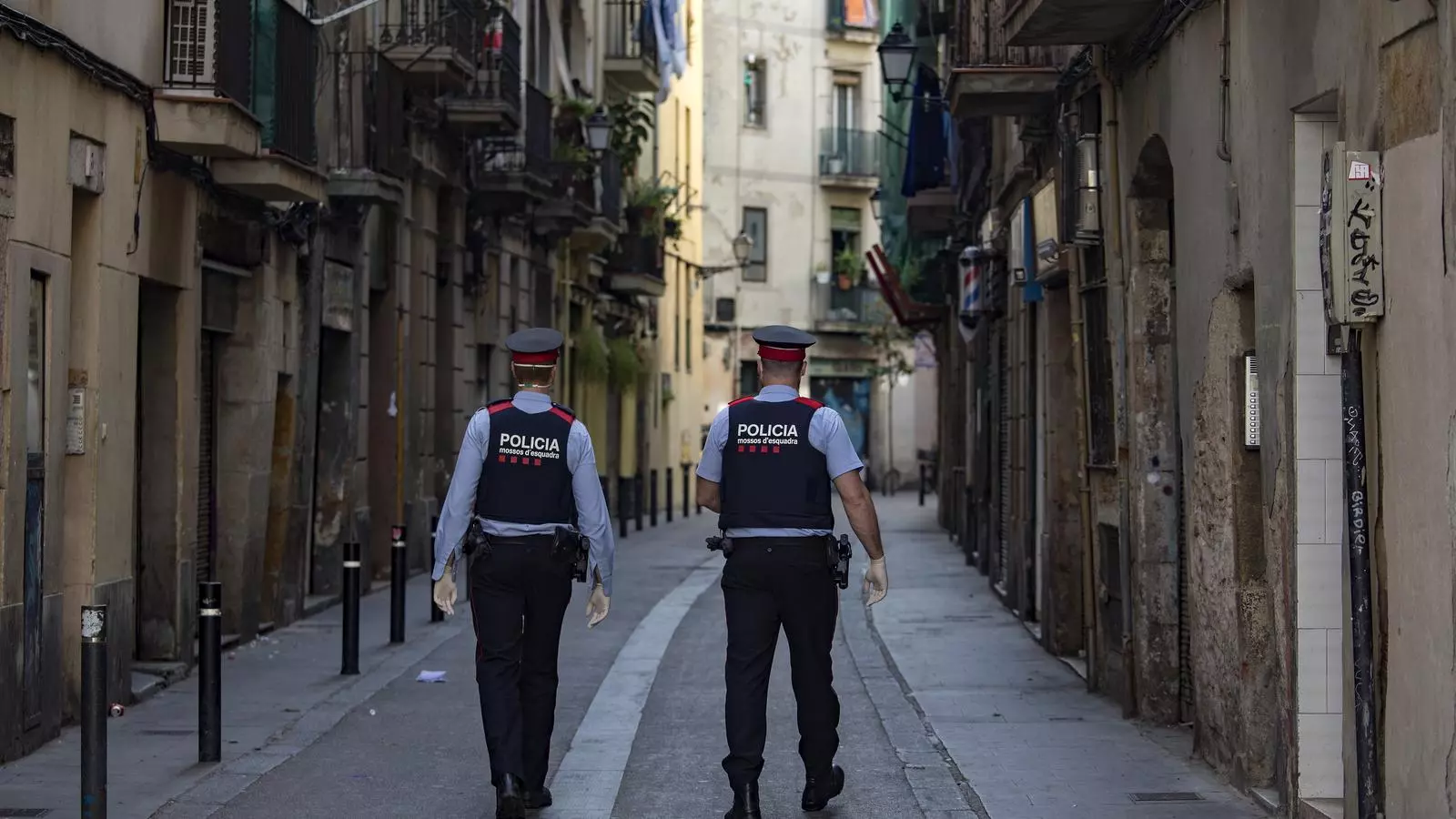 Una parella de mossos patrullen pel Raval, en una imatge recent