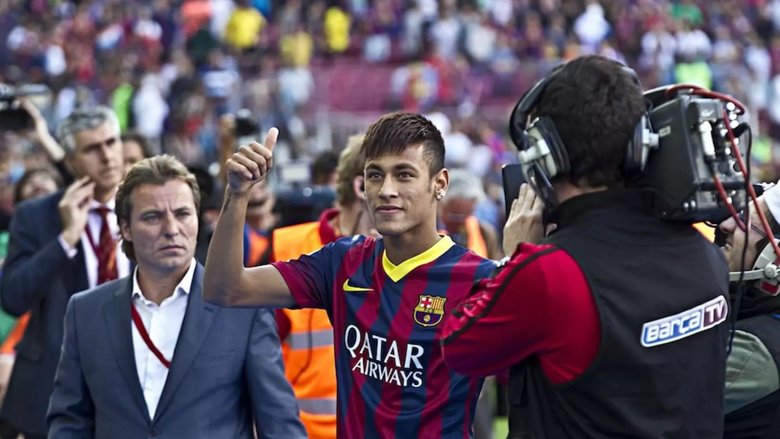 Neymar saluda els aficionats al Camp Nou / XAVIER BERTRAL