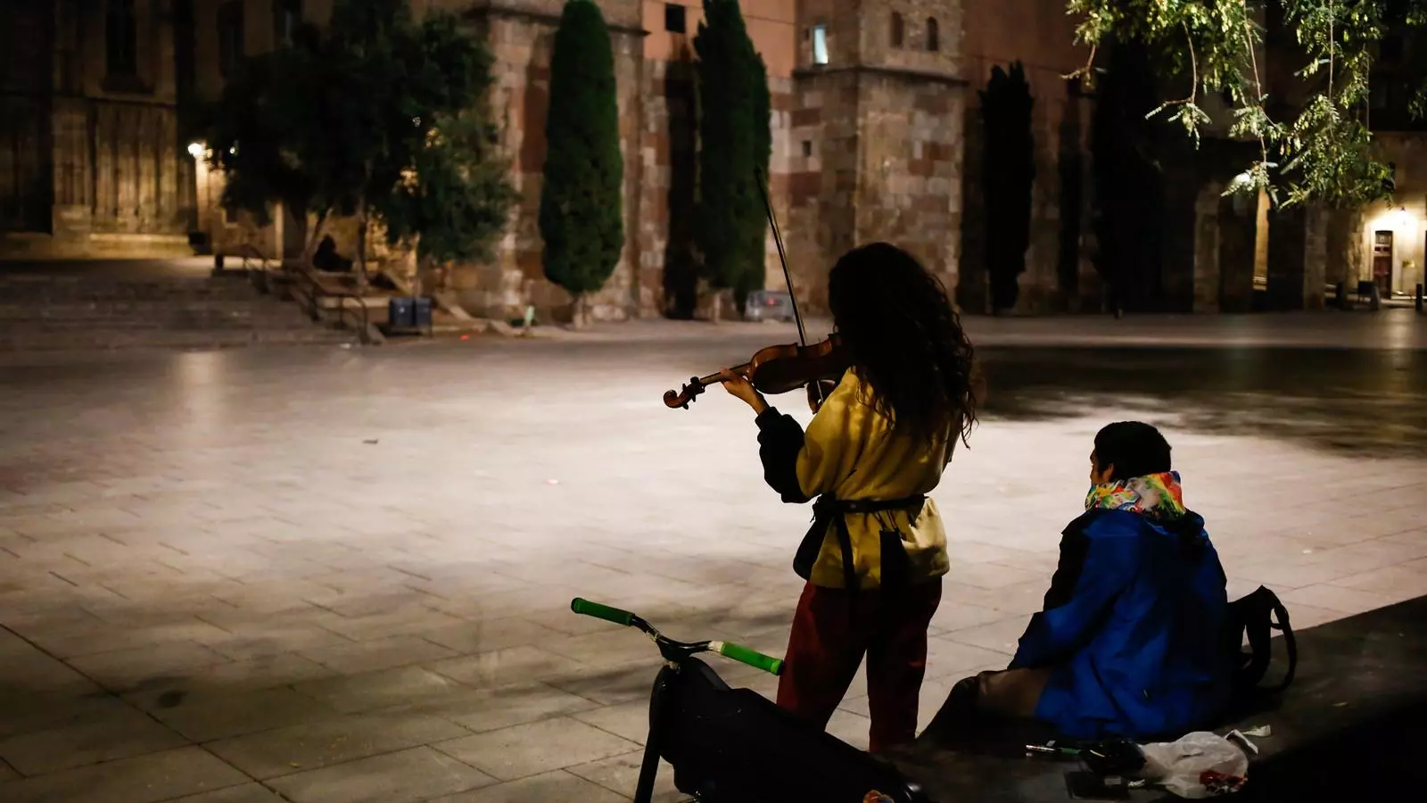 Situació de plaça de la Catedral quan el toc de queda ja estava en vigor