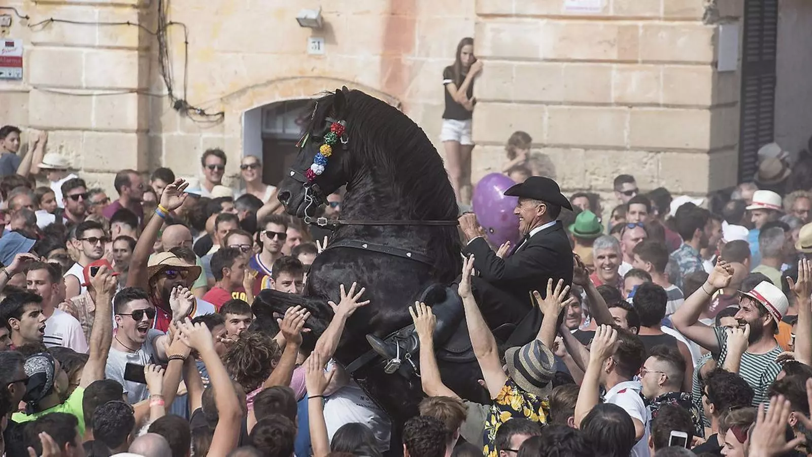 Un cavaller a les festes de Sant Joan de Ciutadella.