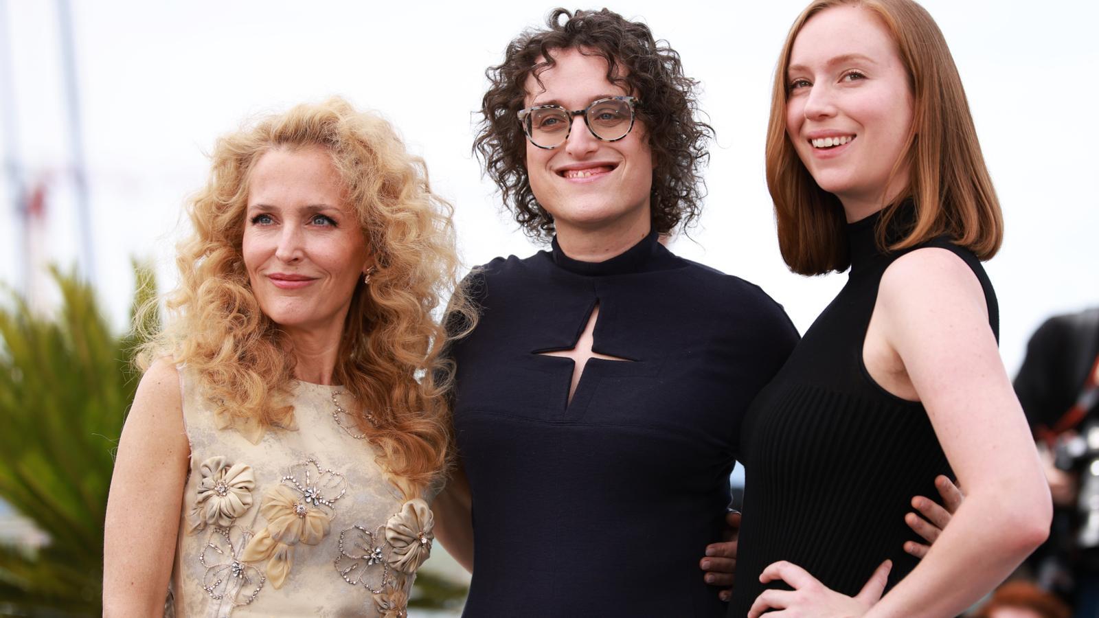 Gillian Anderson, la directora Jane Schoenbrun y Hannah Einbinder durante el photocall de la película Teenage Sex And Death At Camp Miasma en el Festival de Cannes.