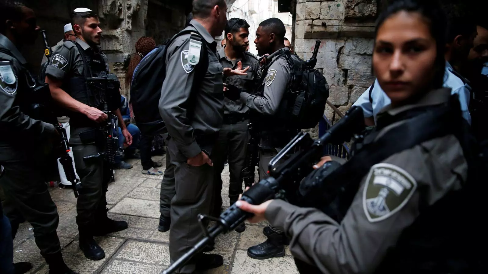 Forces de seguretat israelianes patrullen els carrers de la ciutat vella de Jerusalem.