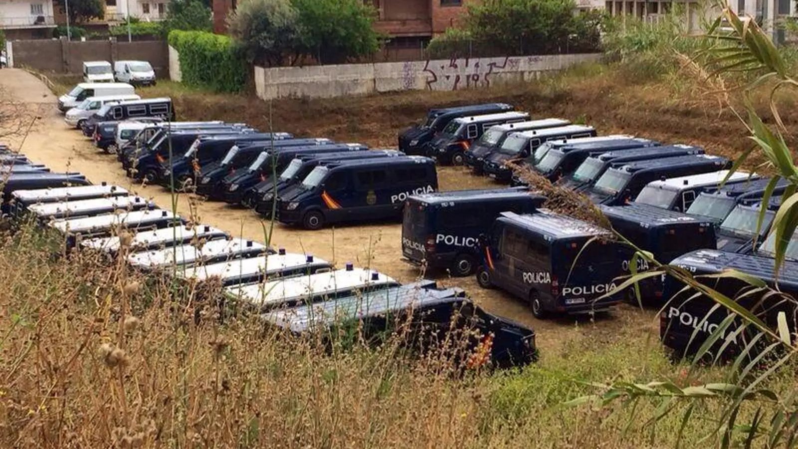 Furgonetes dels antiavalots de la Policia Nacional aparcades a Calella, els dies dels aldarulls de Can Vies / @JEmiliRoig