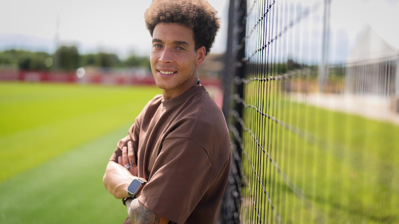 Axel Witsel supporting ARA during the interview.