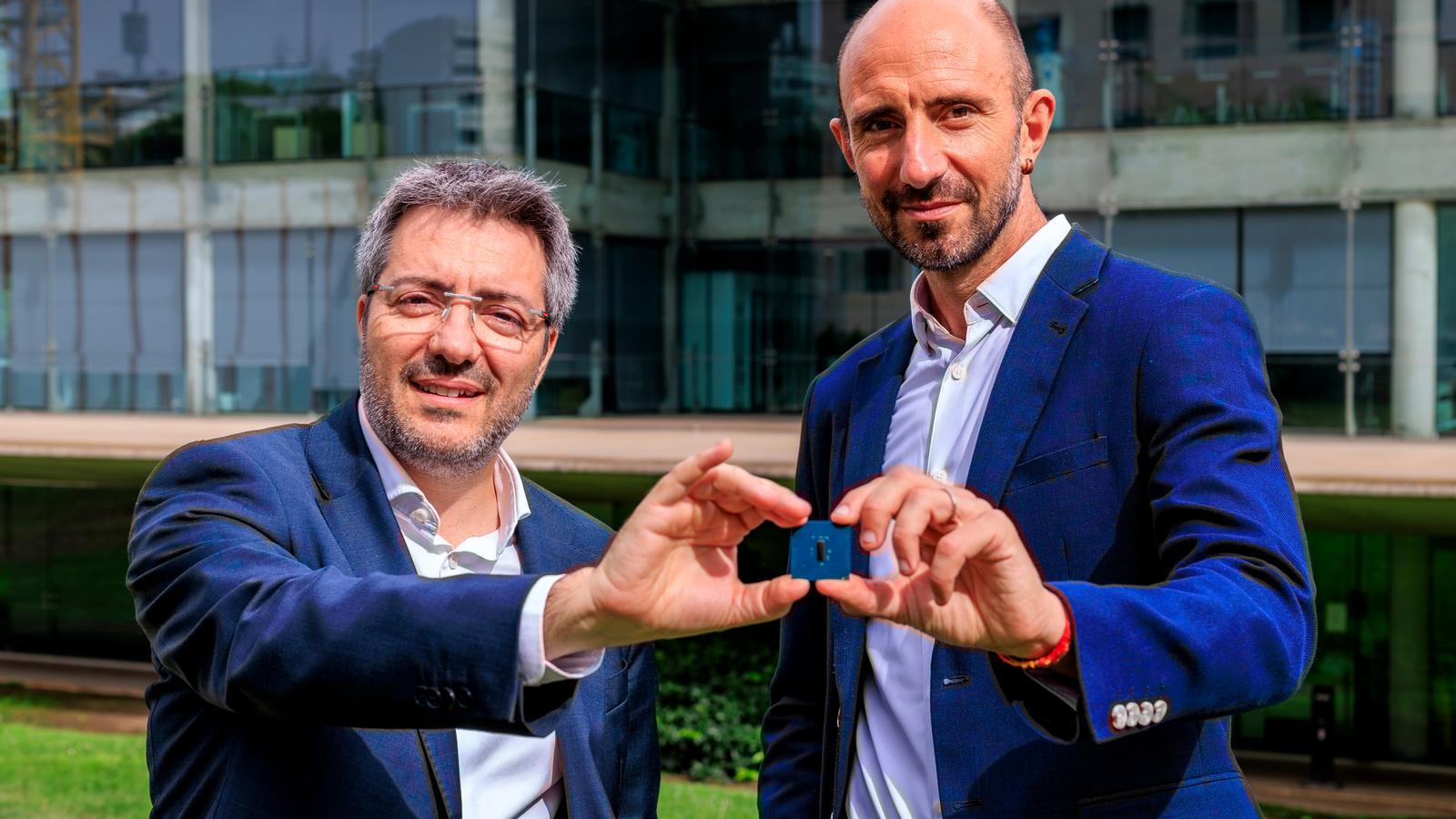 El consejero delegado de Openchip, Francesc Guim (izquierda), y el director general, Marc Fernández (derecha), con el chip BER10.