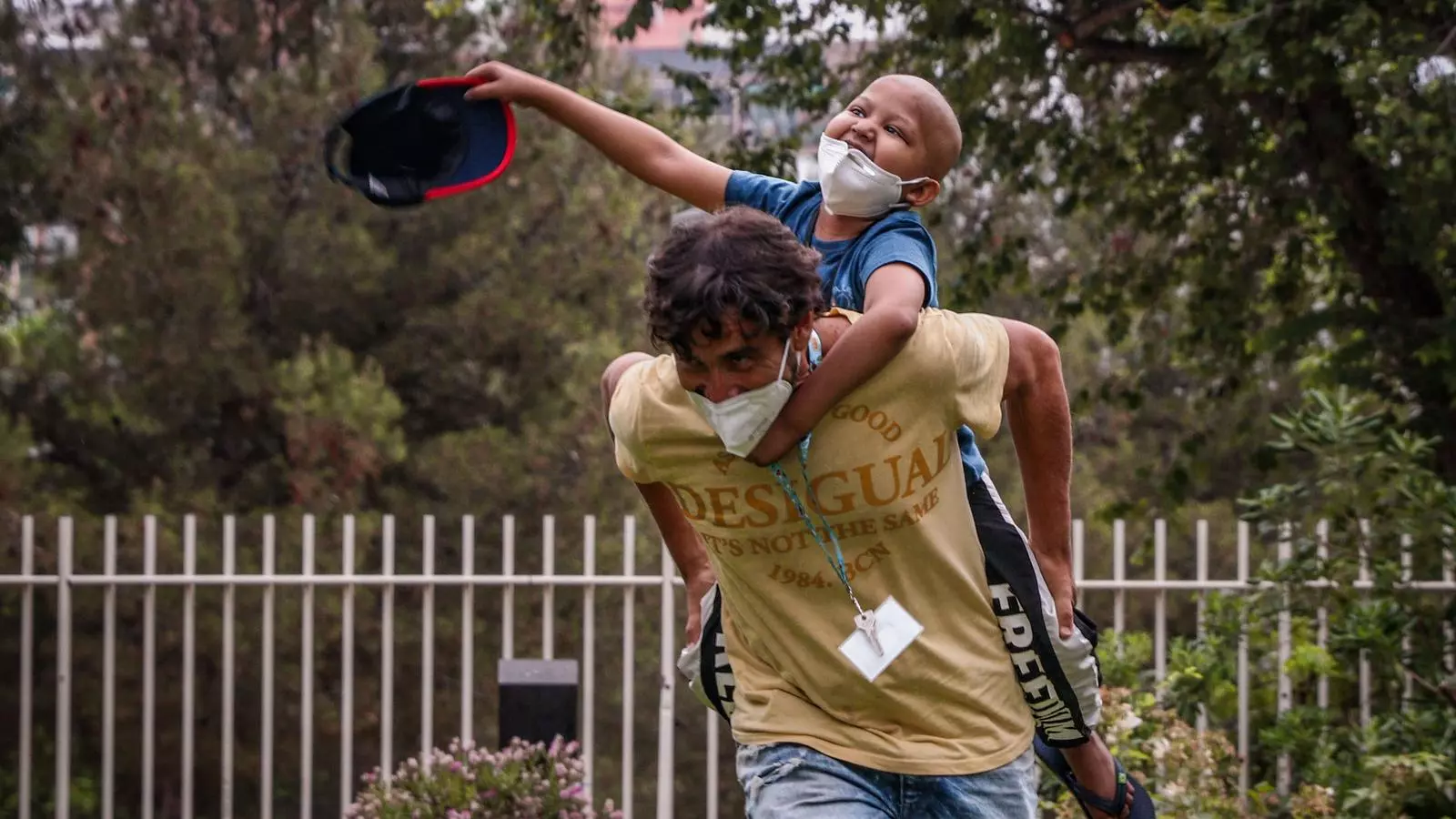 Agampreet jugant amb Roger (voluntari del projecte)