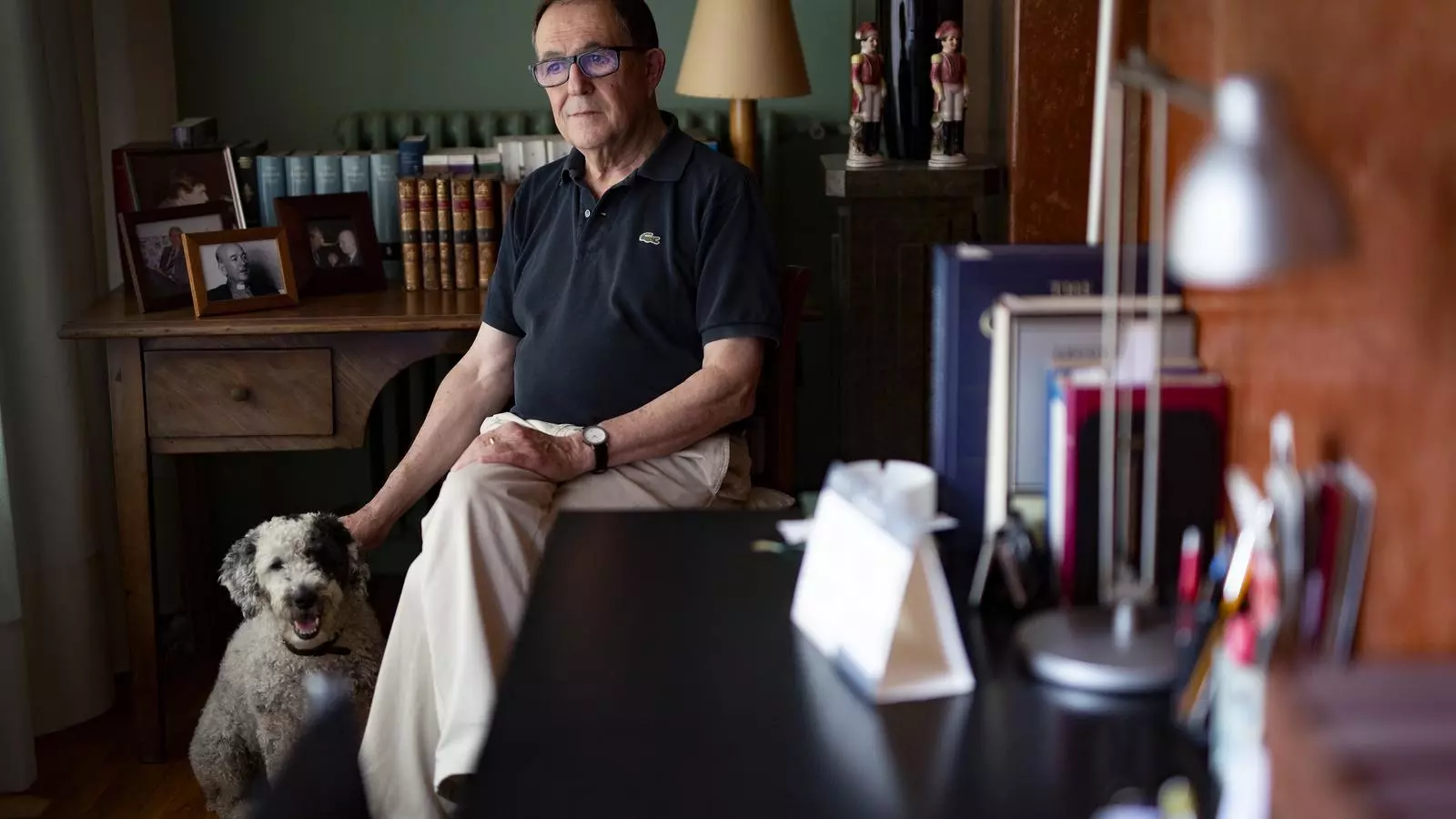 Jordi Llovet, a casa seva, amb la gossa Fidel