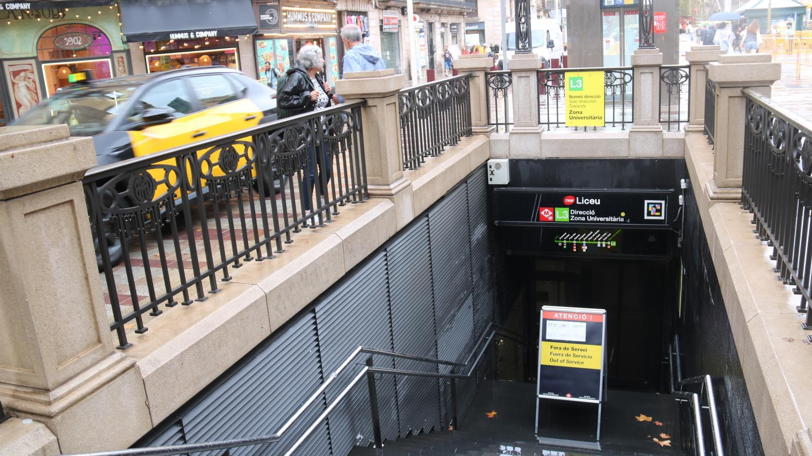 Closed access to the Liceu station of the L3 of the Metro.
