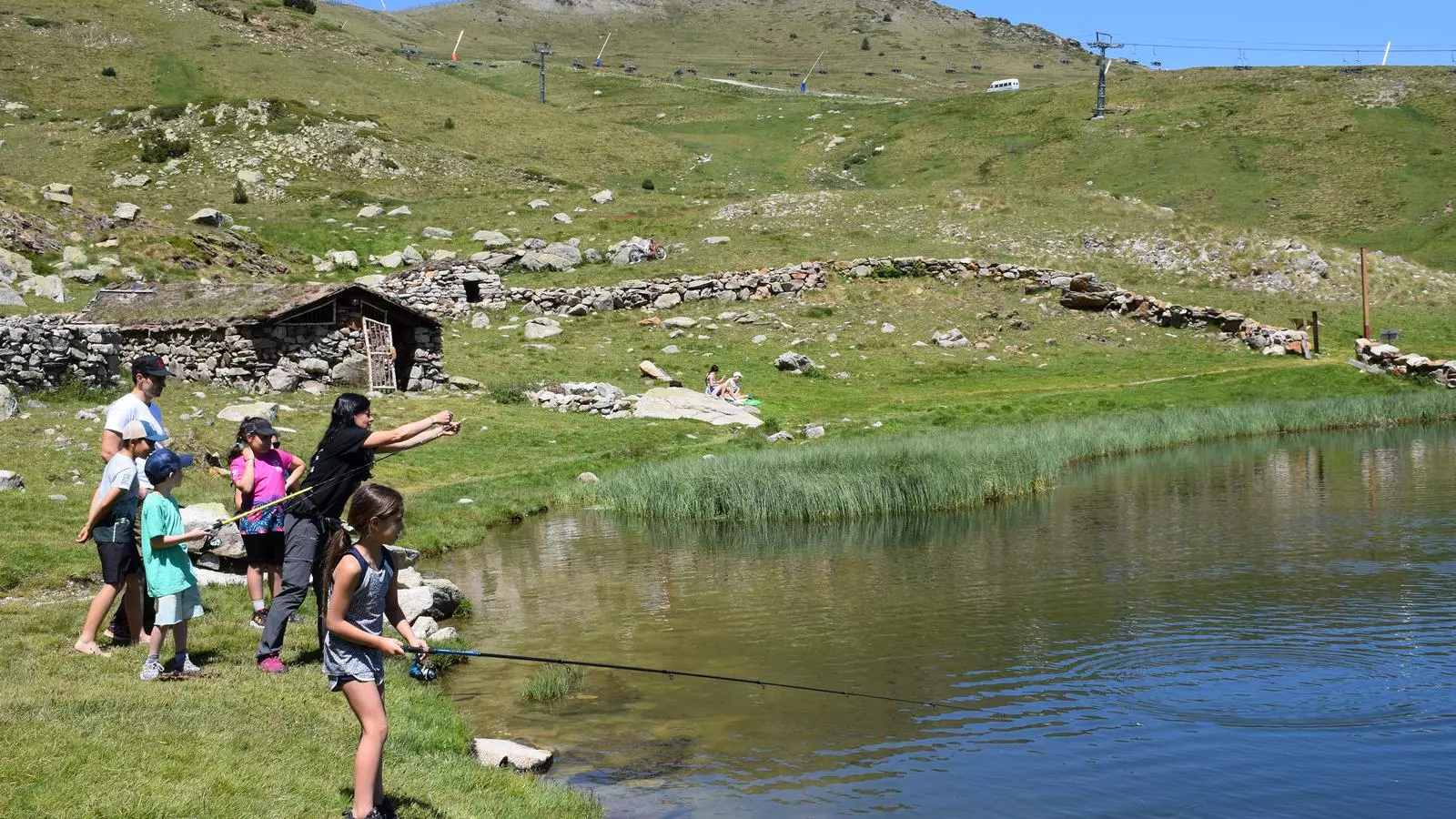 Un moment de l'activitat pesca sense mort a l'estany de Cubil.