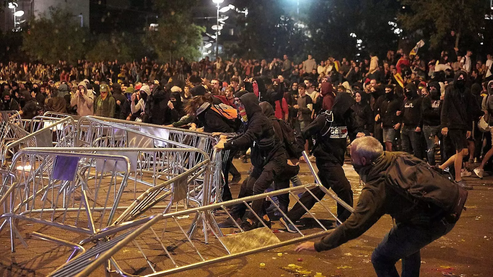 01 i 03. Aldarulls després de les manifestacions contra la sentència de l’1-O a Girona. 02. Familiars i membres d’entitats que donen suport als joves empresonats i detinguts per les protestes.