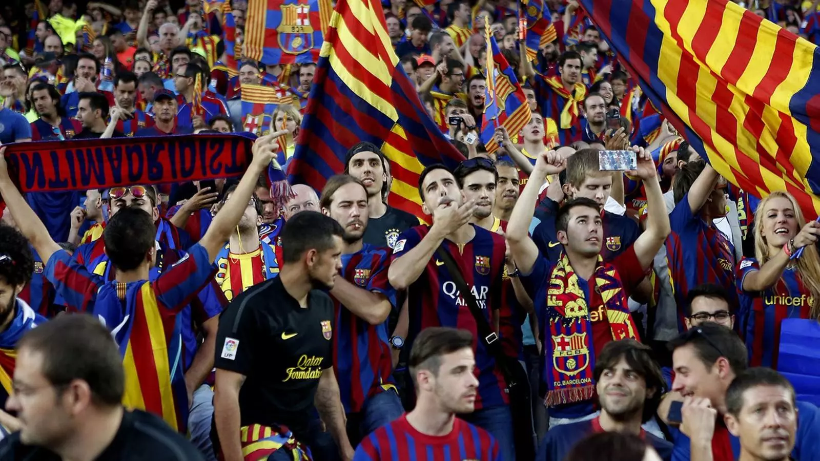 Els aficionats del Barça al Camp Nou, xiulant l'himne
