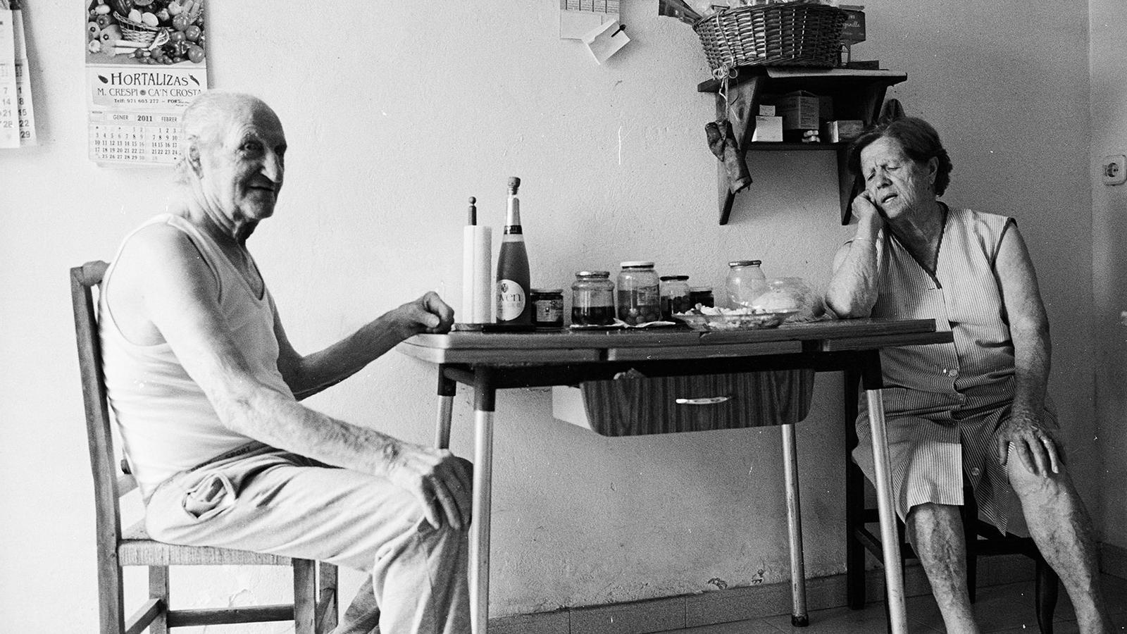 Der Fotograf porträtierte seine Großeltern im Alltag. Dies ist eines der Bilder der Ausstellung ‚Fauç‘.