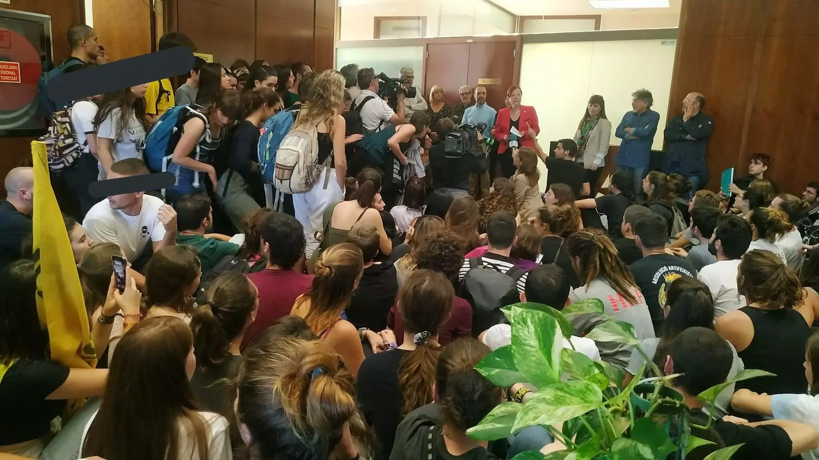 Estudiants de la UAB ocupen el rectorat per forçar la suspensió de les classes.