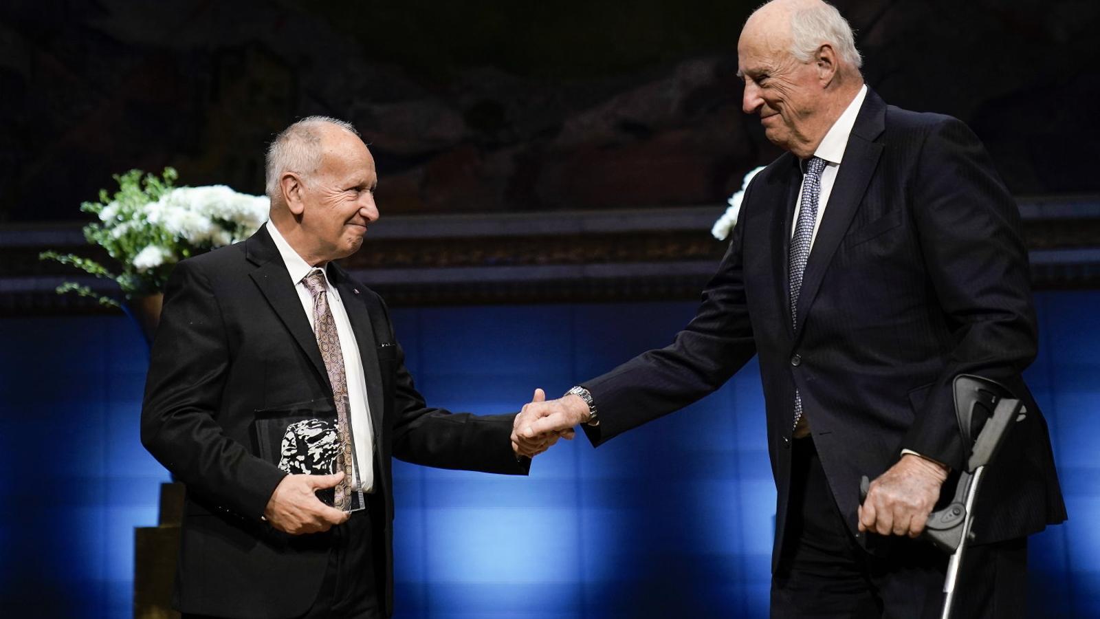 Luis Caffarelli recibiendo el premio Abel de manos del rey de Noruega, Harald V.