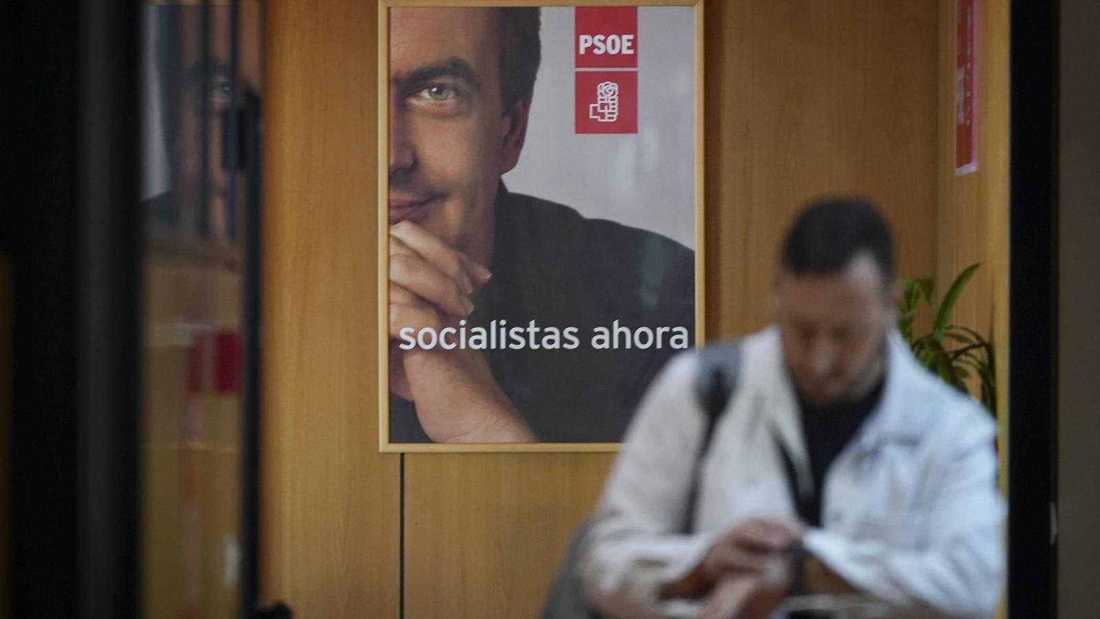 Imagen de un cartel electoral del expresidente José Luis Rodríguez Zapatero ubicado en la sede de los socialistas castellano-leoneses en Valladolid, un día después de conocerse la imputación del que fue secretario general del PSOE en la trama Plus Ultra.
