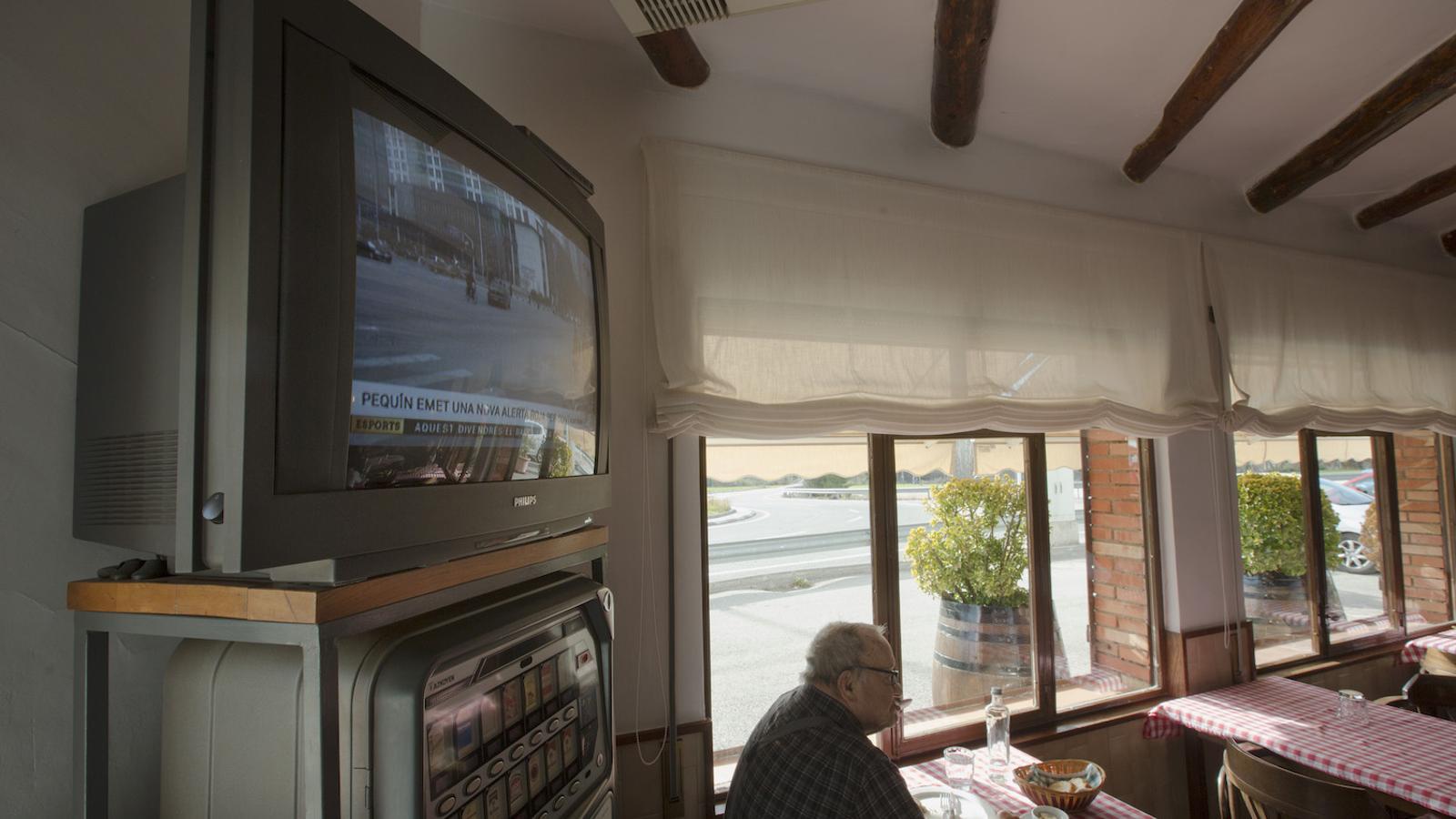 Una tele en funcionament en un restaurant de Santa Maria de Miralles, on han de fer mans i mànigues per veure la televisió / MANOLO GARCÍA