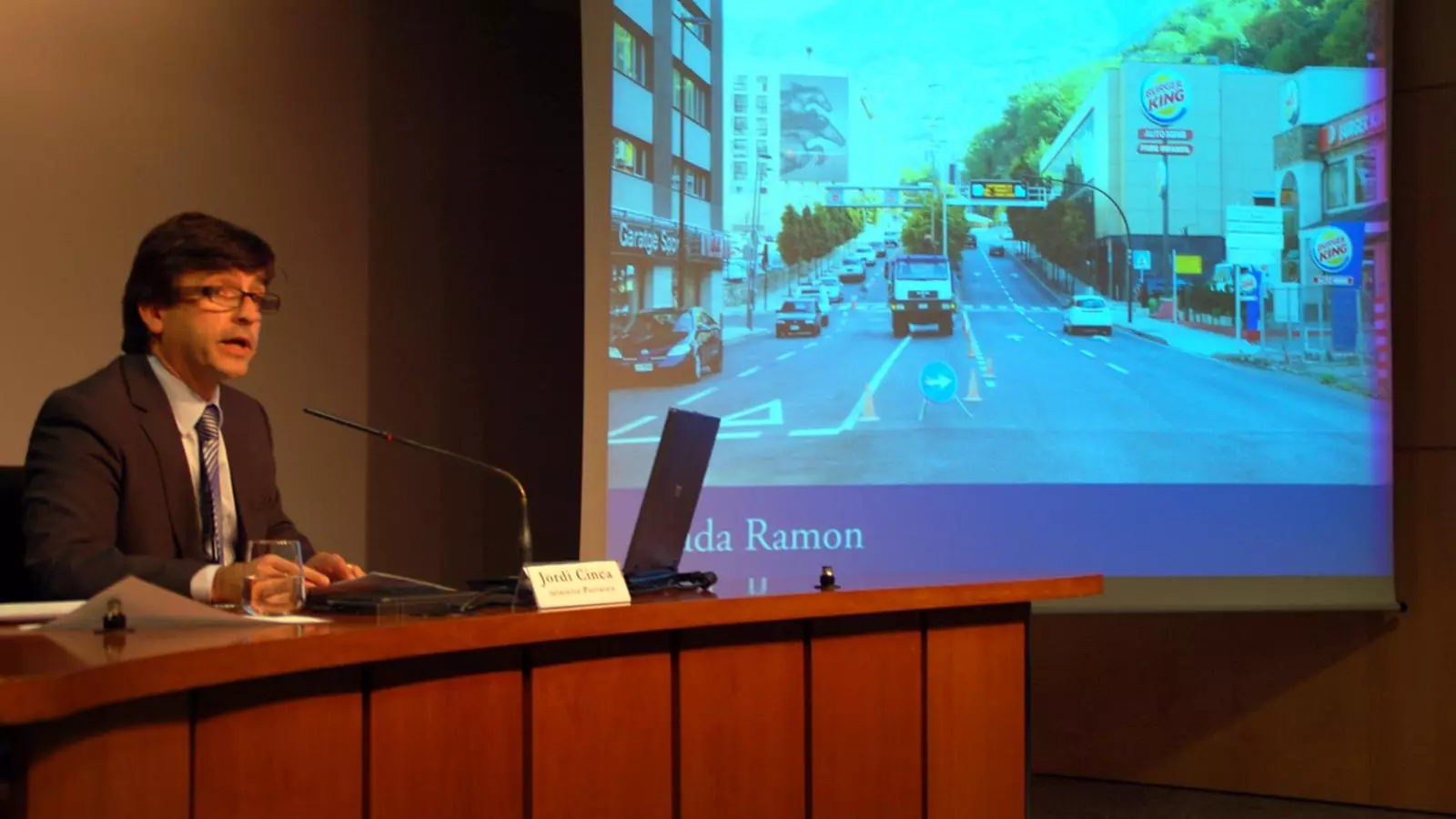 El portaveu del Govern, Jordi Cinca, mostra els canvis de sentit que es faran als carrers d'Andorra la Vella.