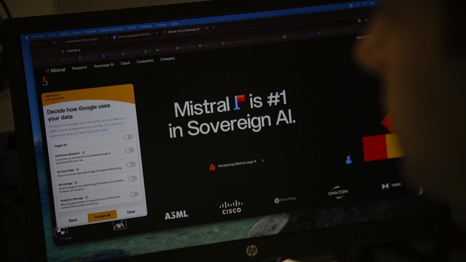 Un usuario consultando el sitio web de Mistral AI.