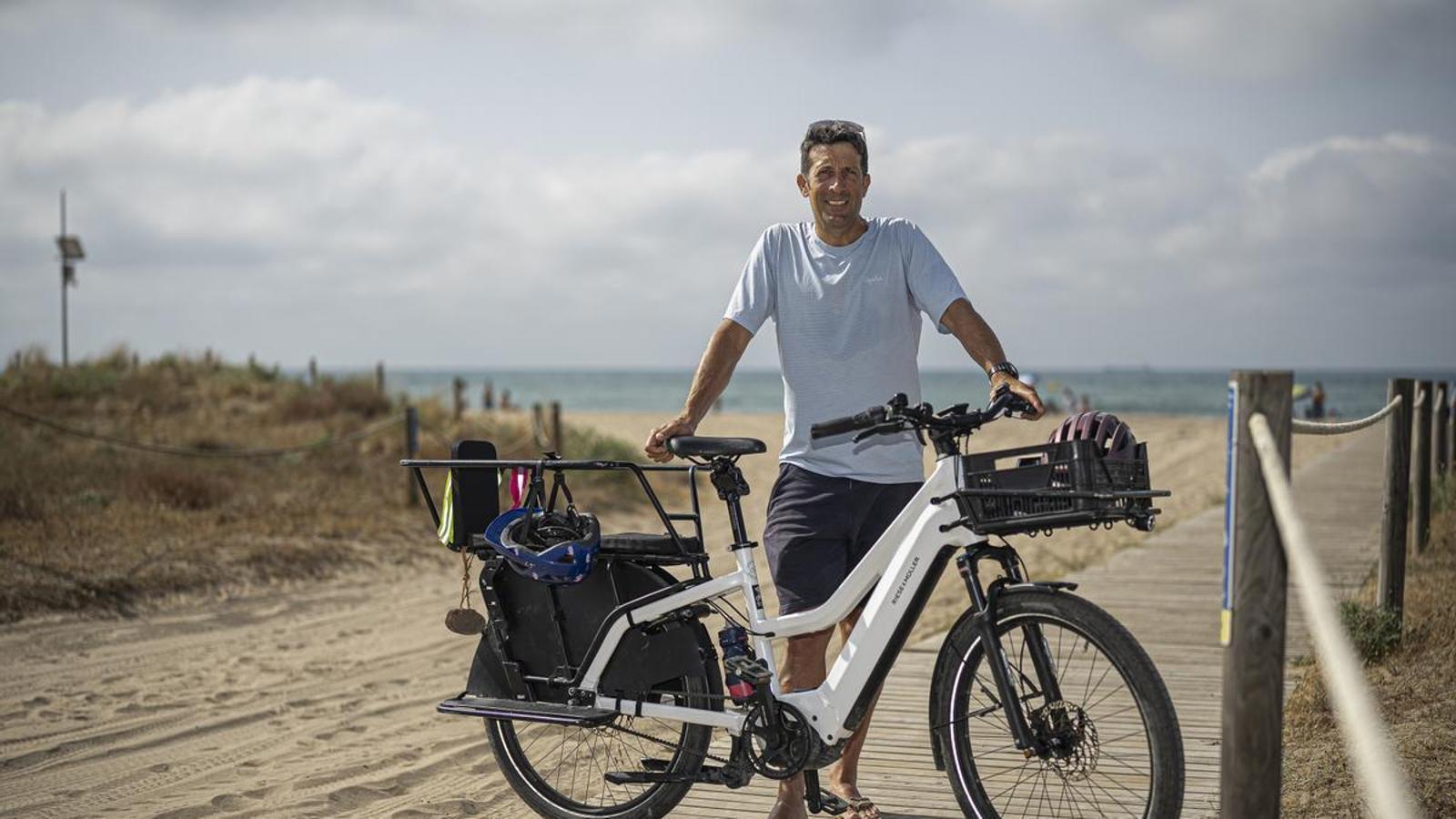 Cyclist Juan Antonio Flecha with the cargo bike with which he carries his two daughters to the beach of Castelldefels.
