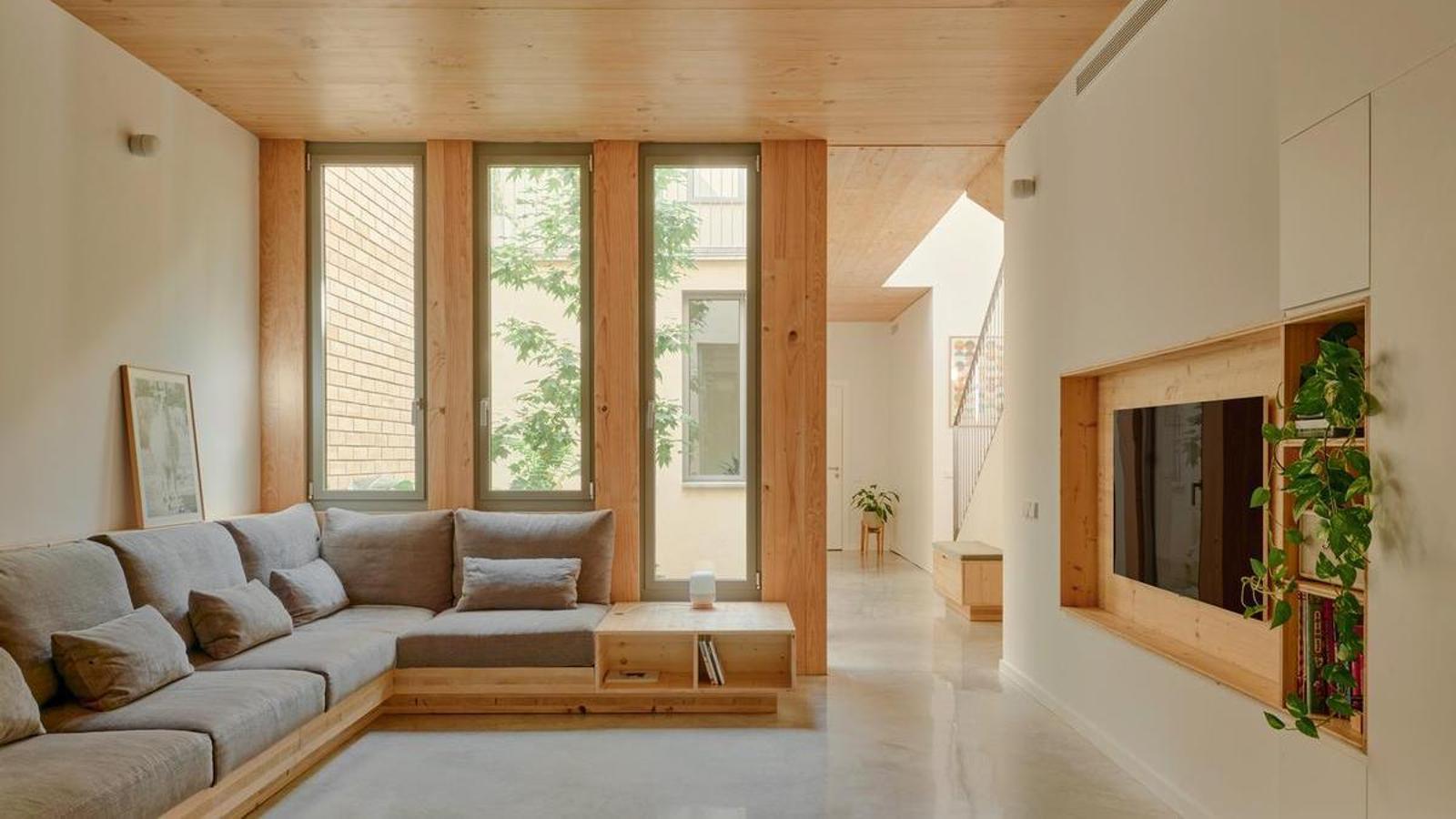Una casa para vivir alrededor de un árbol