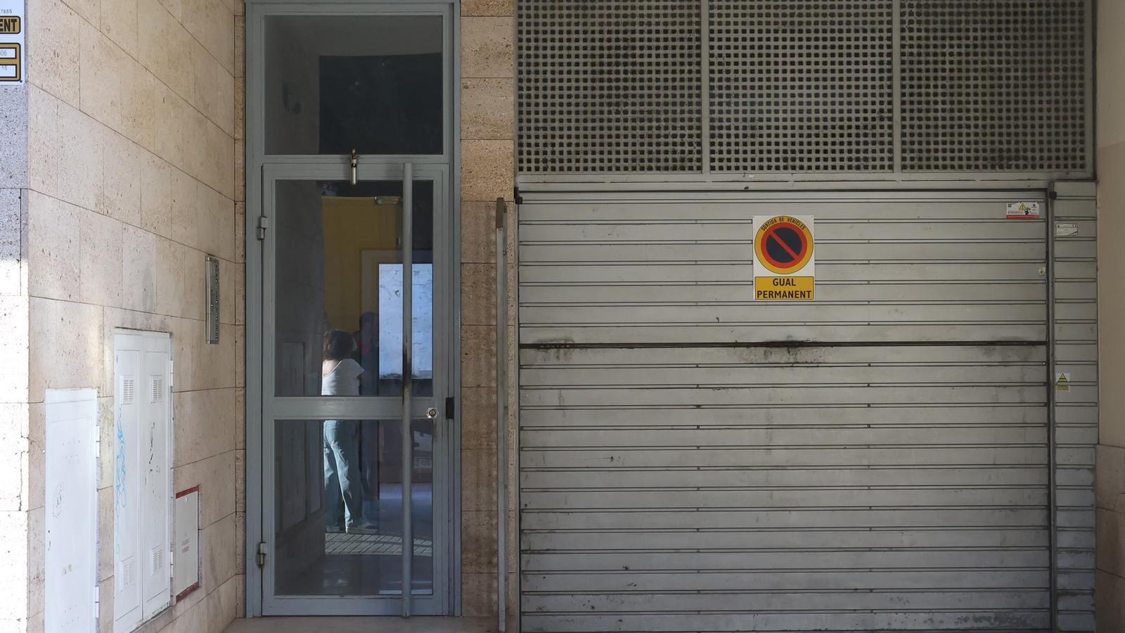 La porta de l'habitatge on viu la família.