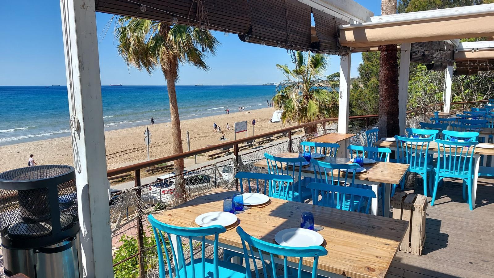 Una de las terrazas de la Sardineta, con la playa larga de Tarragona de fondo