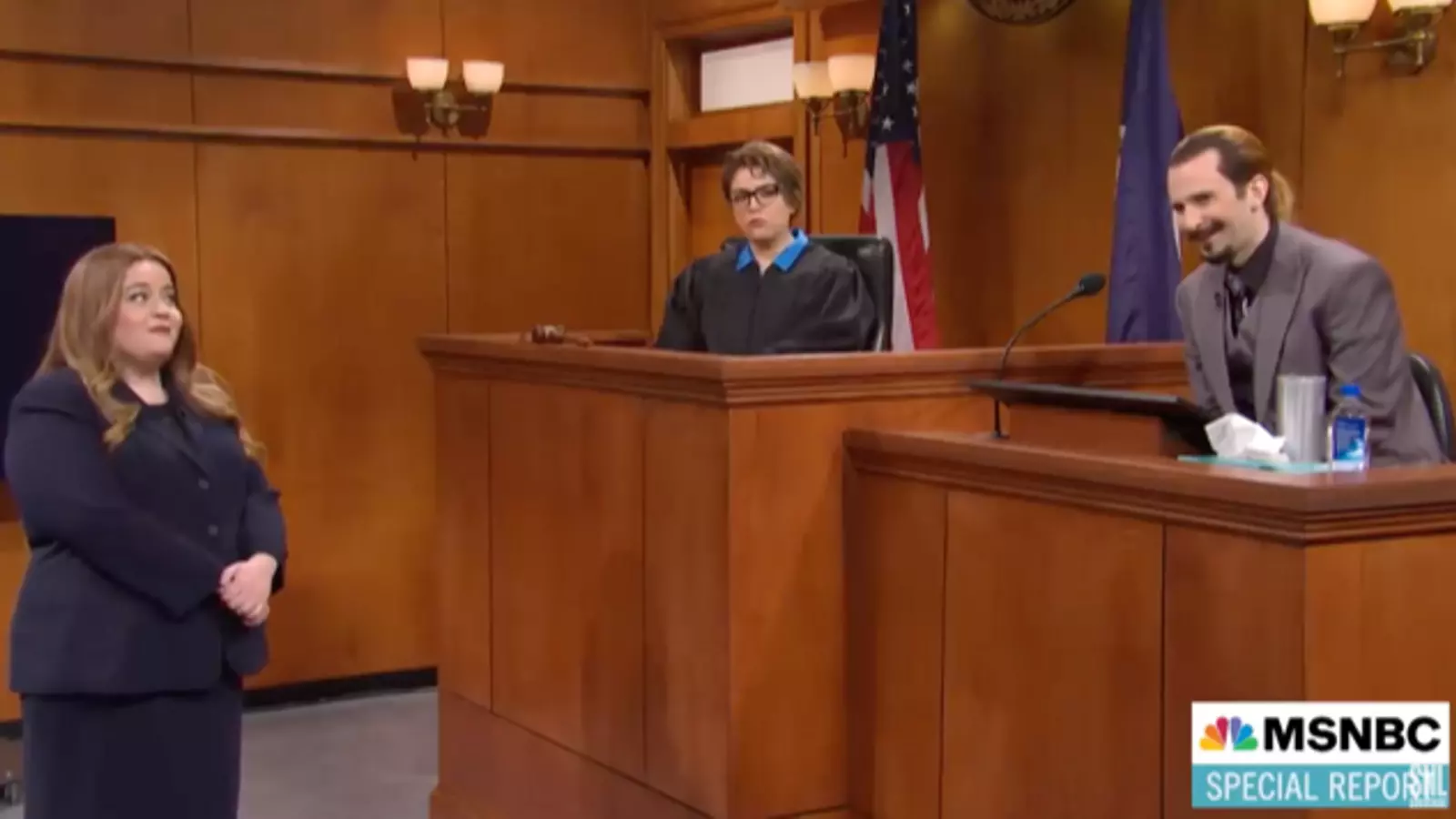 Moment de l'esquetx de 'Saturday Night Life' en què es recrea el judici entre Johnny Depp i Amber Heard.
