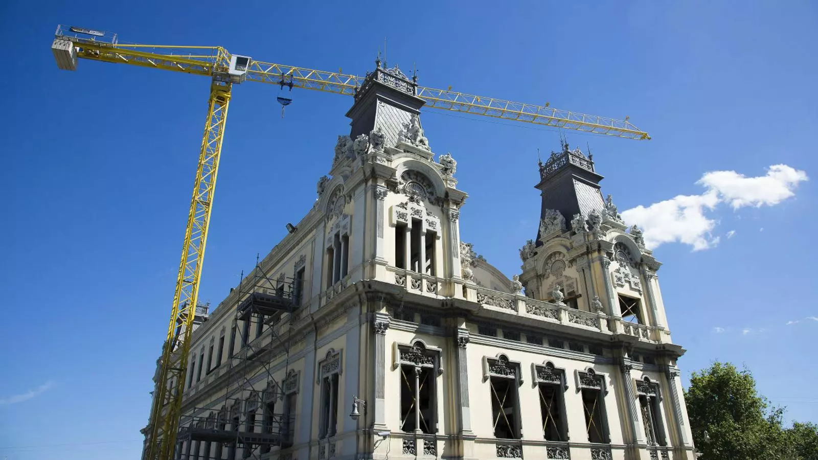 L’edifici que va acollir la seu de l’Autoritat Portuària de Barcelona, al Portal de la Pau, amb les obres començades però temporalment aturades.