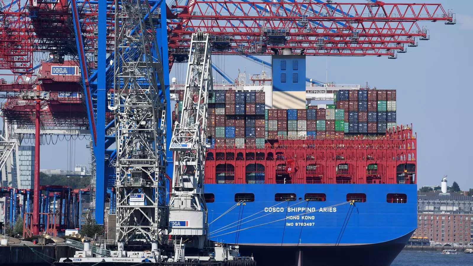 Un vaixell de càrrega al port de Hong Kong, en una imatge d'arxiu