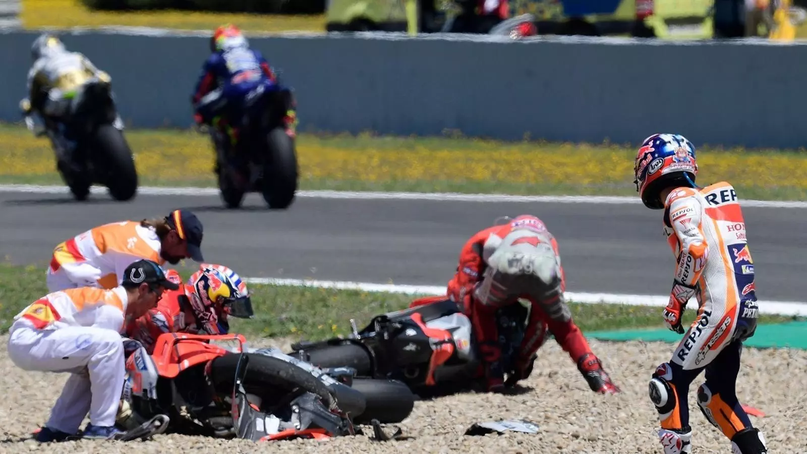 Pedrosa mira com Dovizioso i Lorenzo intenten aixecar la moto per tornar a la pista després de la caiguda