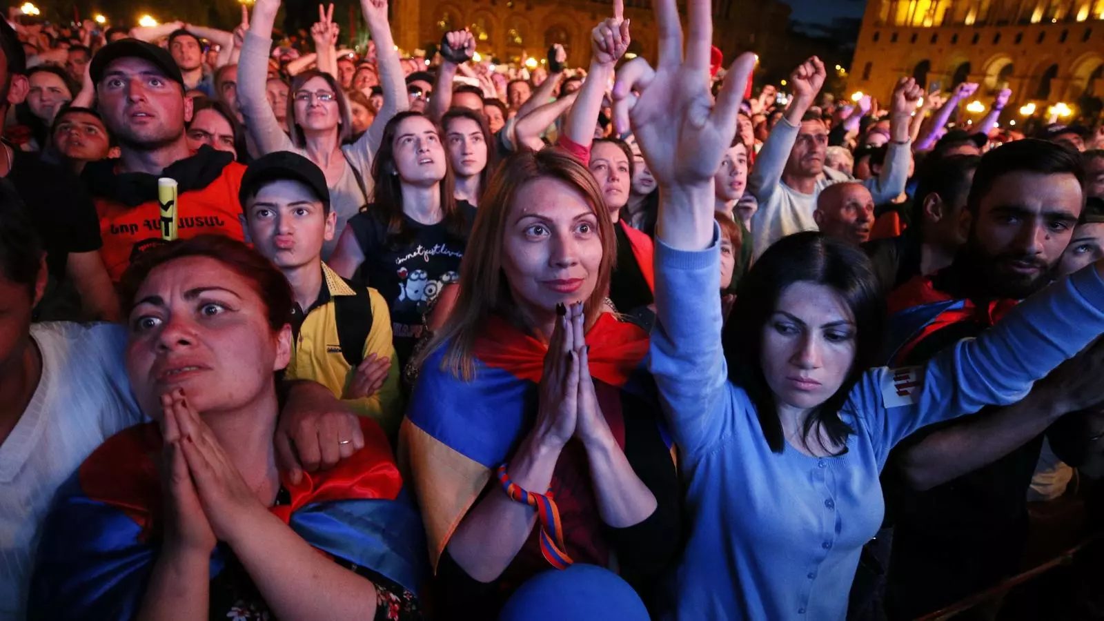 Manifestants seguint en directe la sessió parlamentària en què el Partit Republicà ha bloquejat el nomenament del nou primer ministre armeni
