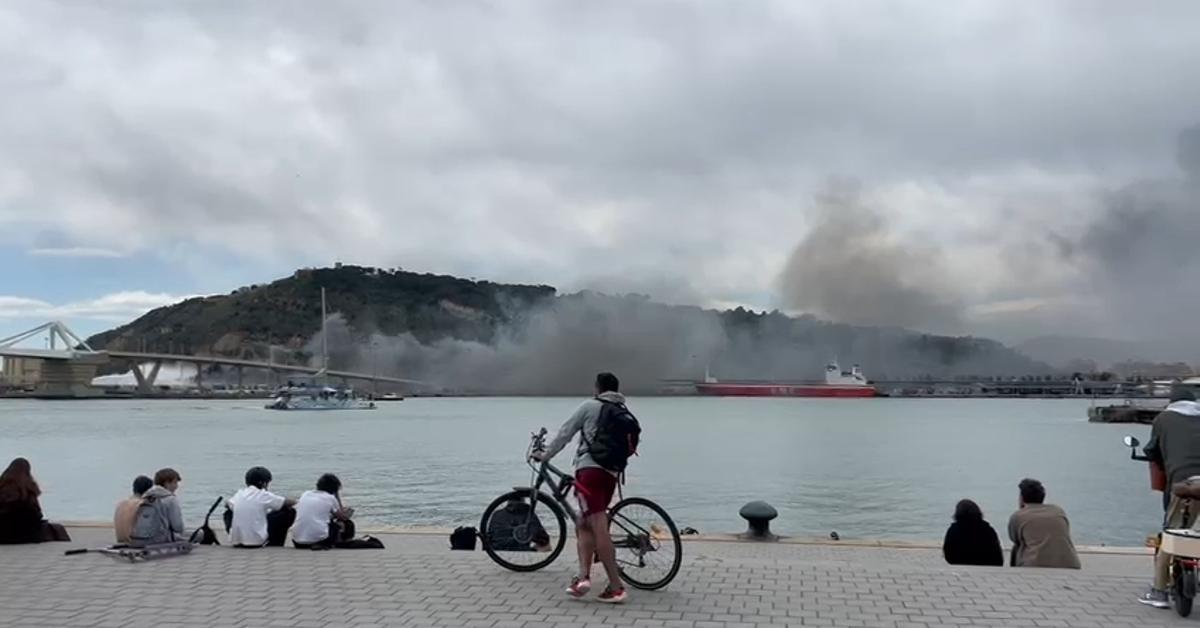 Els bombers treballen en un incendi a la zona del port de Barcelona